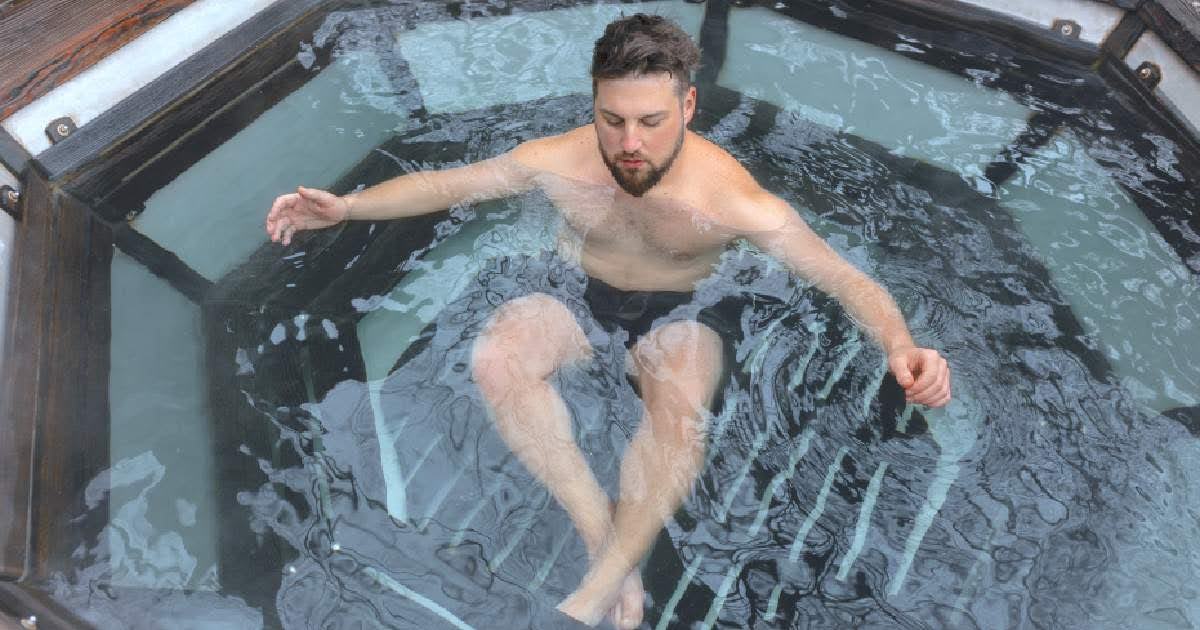 An athlete experiences the science of 5-minute ice baths for sports recovery, reduce muscle inflammation and enhance performance.
